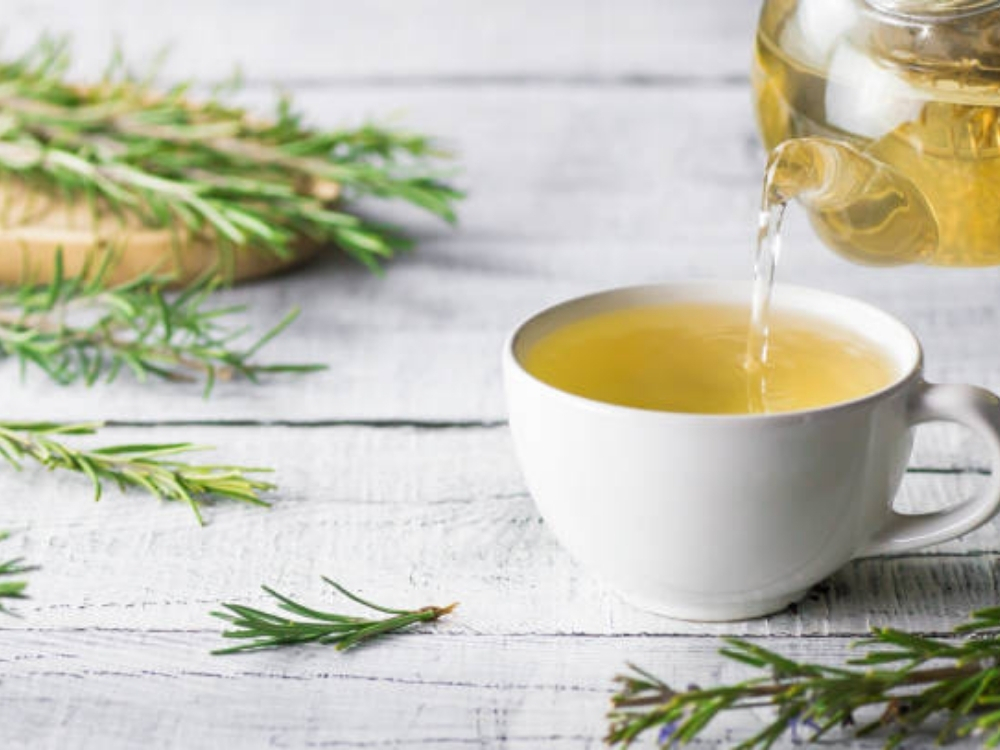 Uống trà xanh khi bụng đói